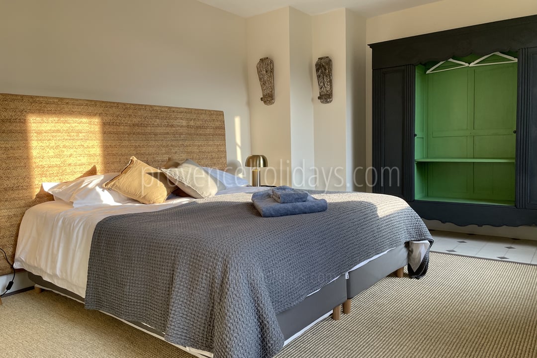 3 - Mas de Séguret: Villa: Bedroom