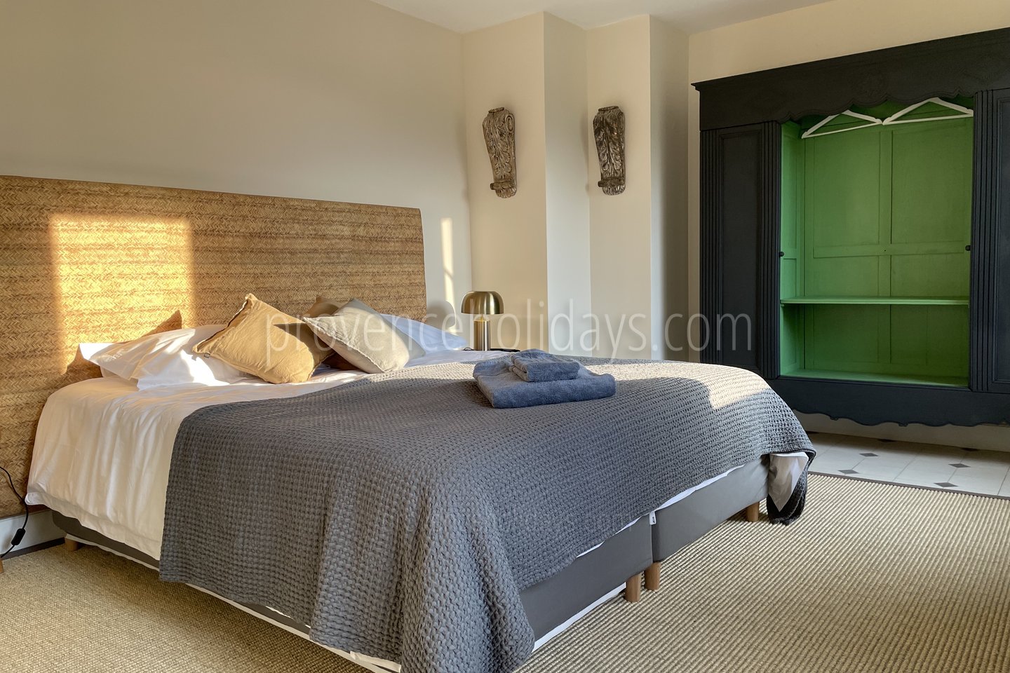 3 - Mas de Séguret: Villa: Bedroom
