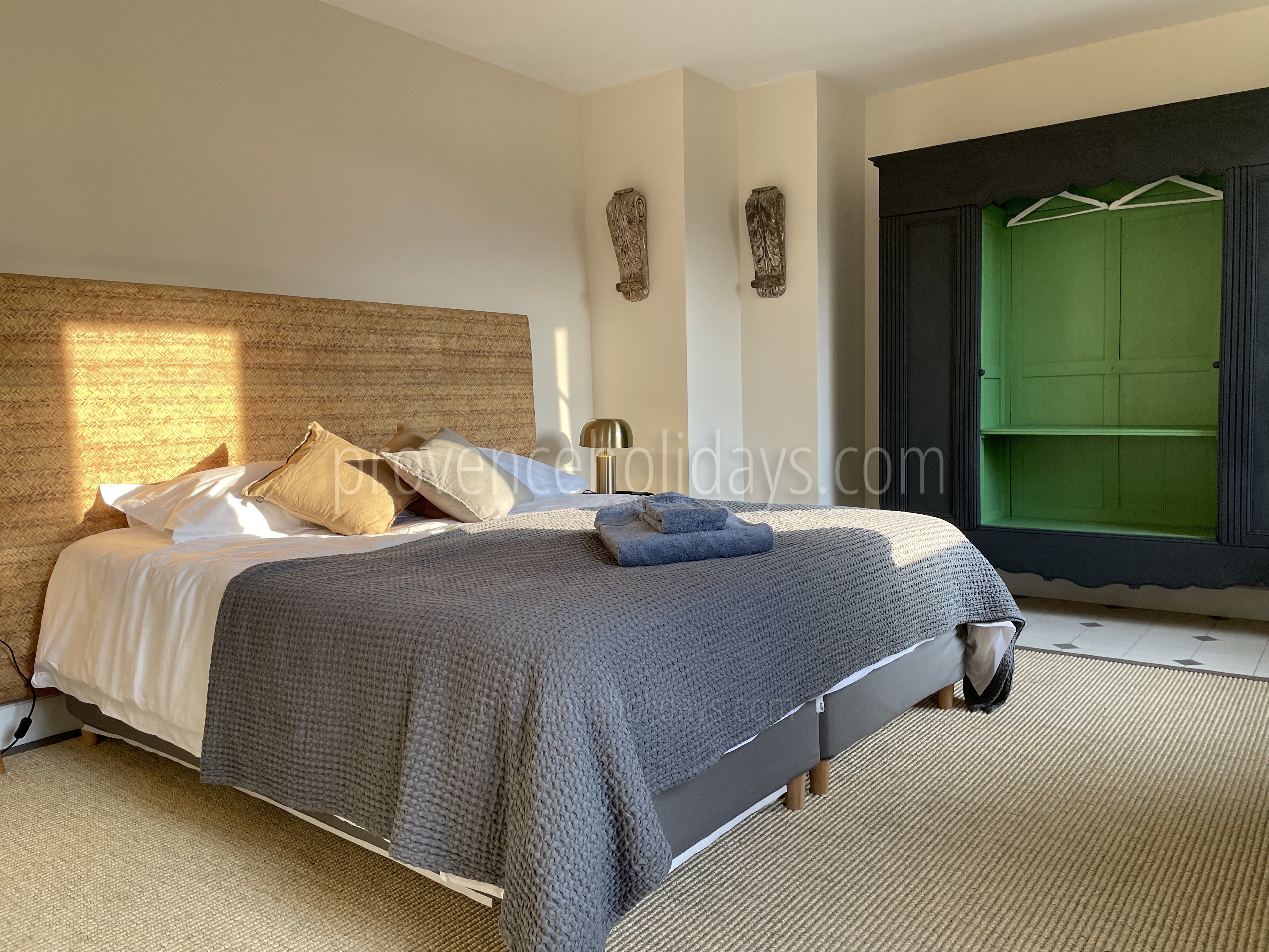 3 - Mas de Séguret: Villa: Bedroom