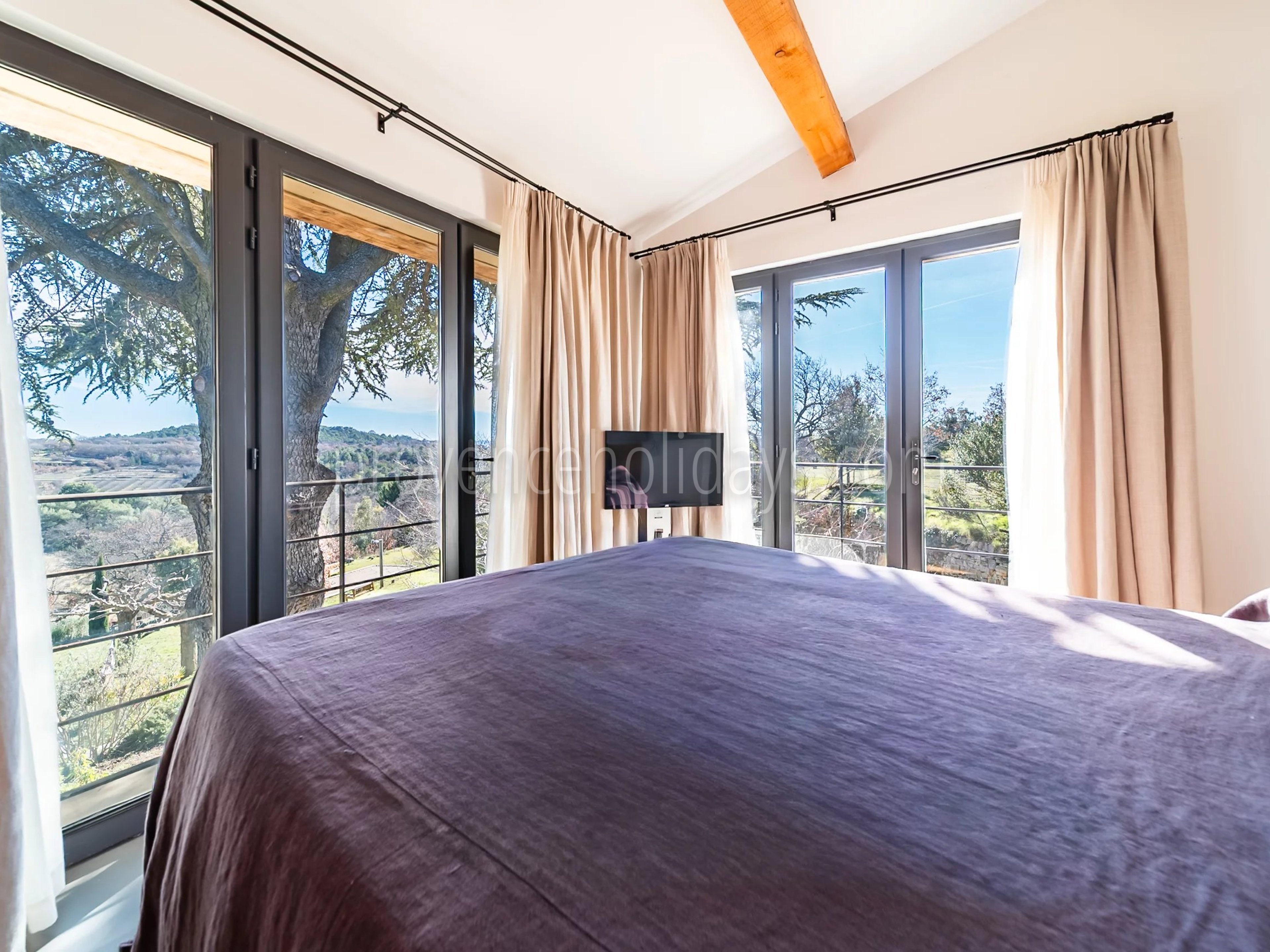 8 - Renovated Property in Gordes: Villa: Bedroom