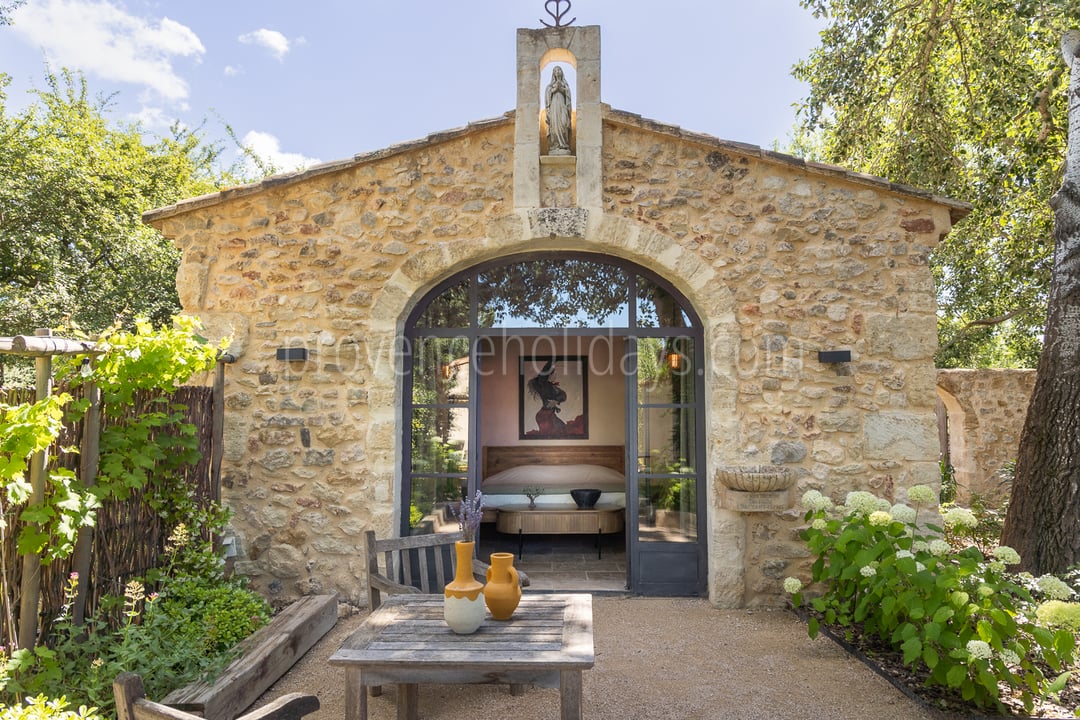 93 - La Chapelle des Alpilles: Villa: Exterior