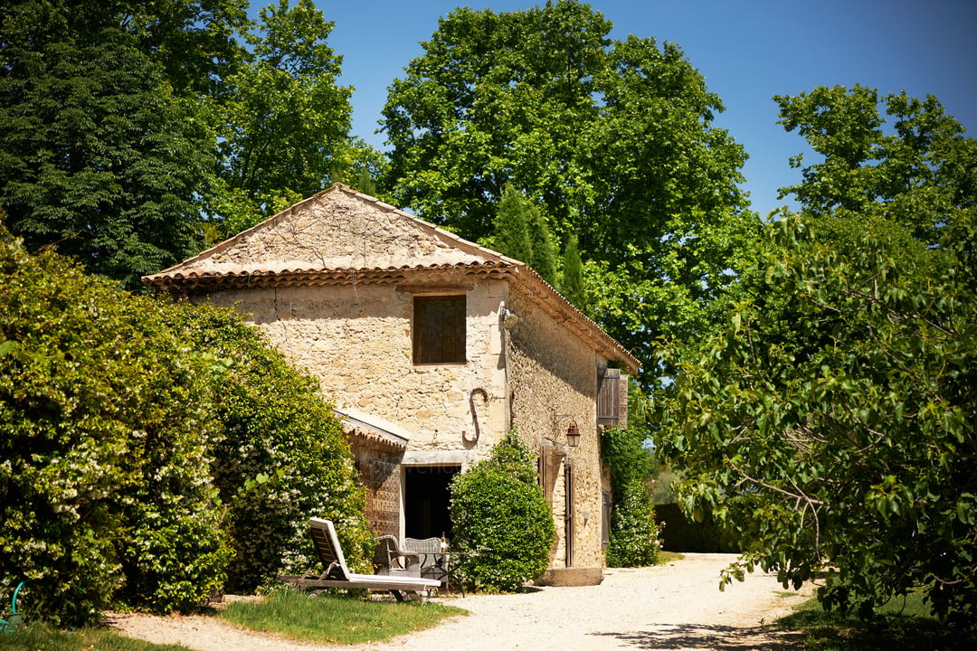 33 - Château de Luberon: Villa: Exterior