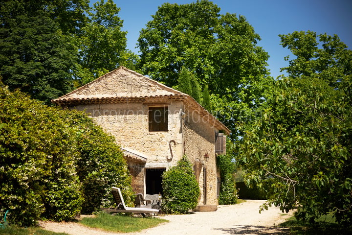 34 - Château de Luberon: Villa: Exterior