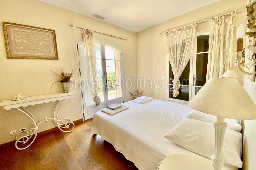 27 - Villa mit Kamin in Cavalaire-sur-Mer: Villa: Exterior