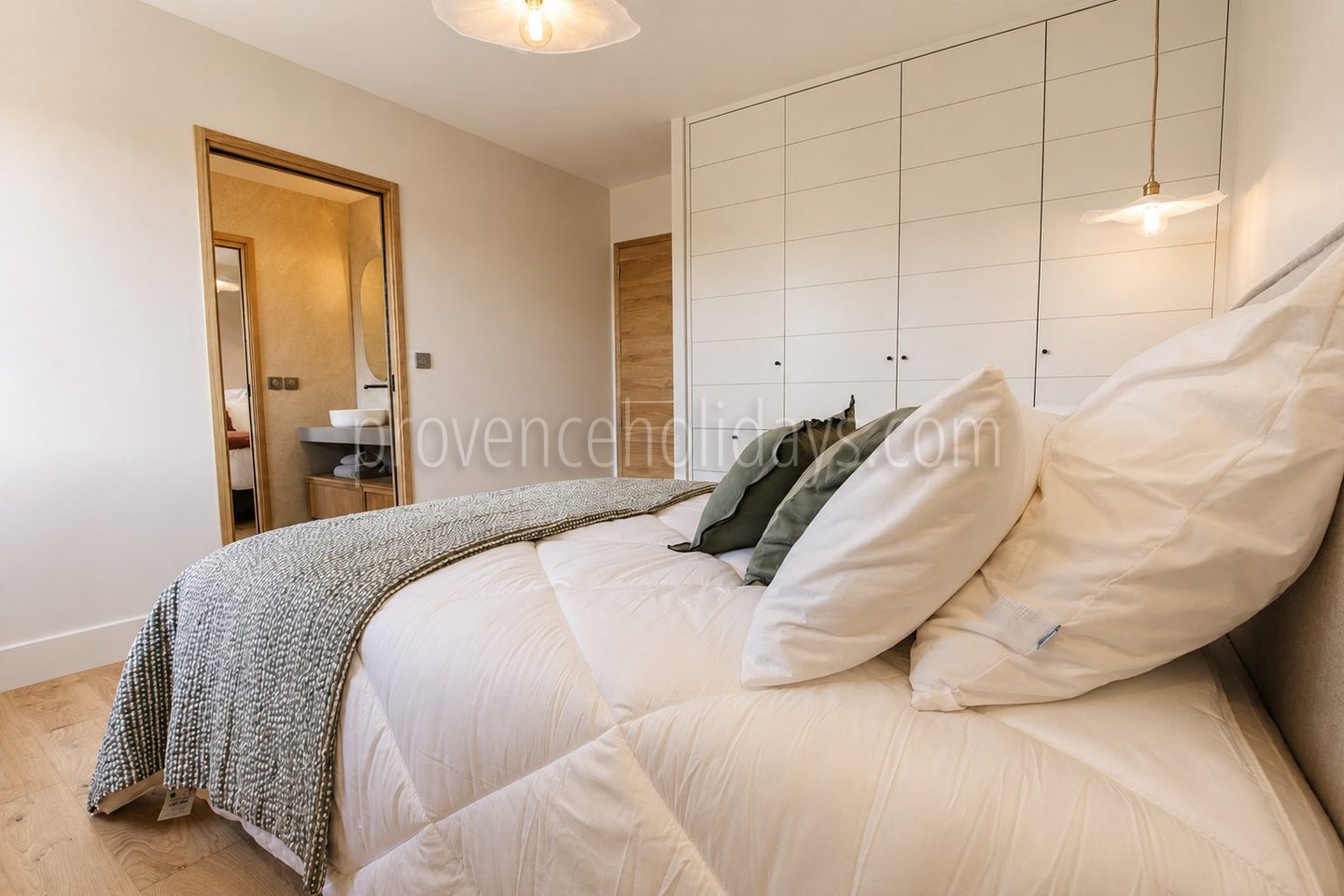 28 - Villa within walking distance of Maussane-les-Alpilles: Villa: Bedroom