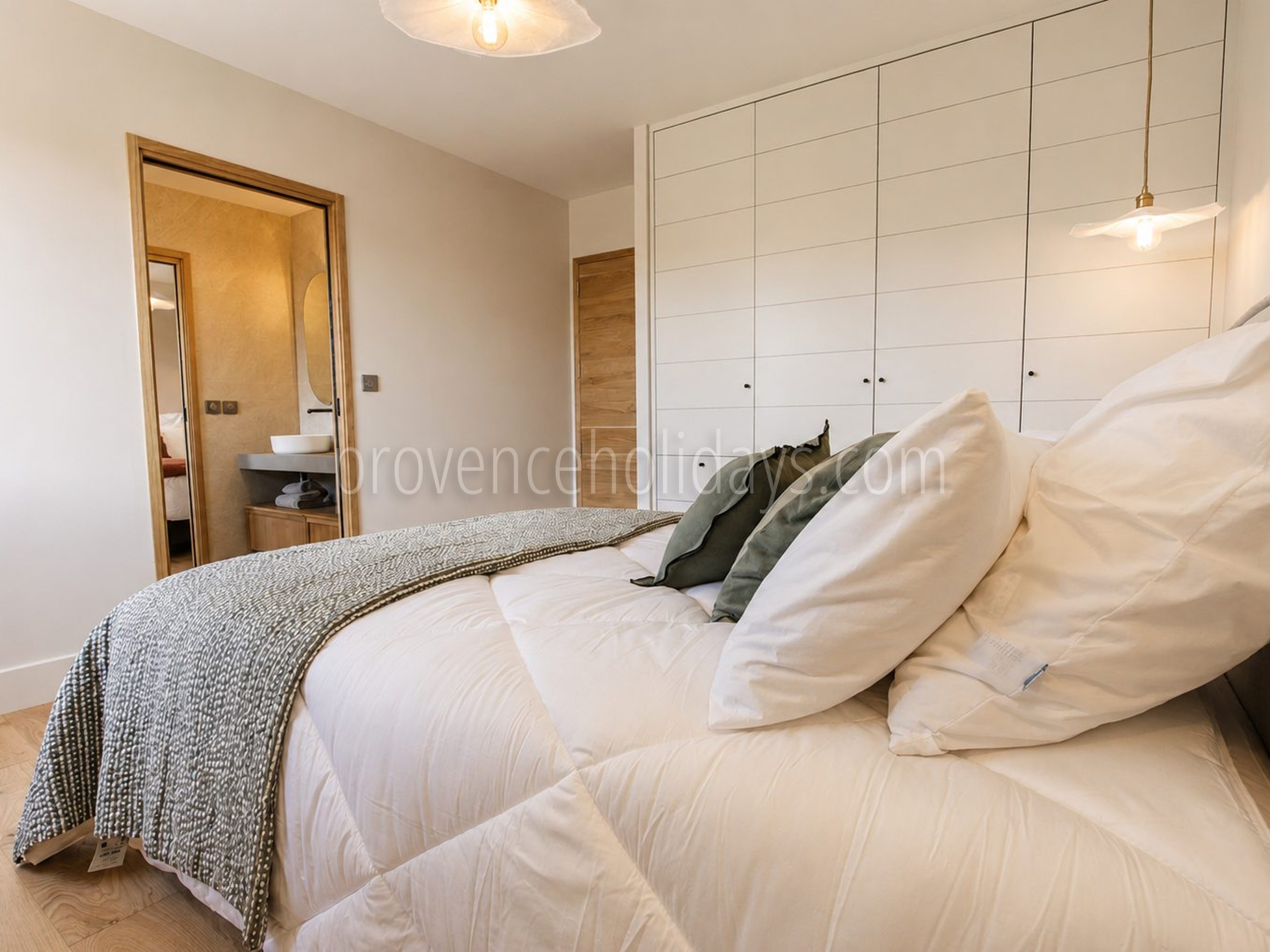 28 - Villa within walking distance of Maussane-les-Alpilles: Villa: Bedroom