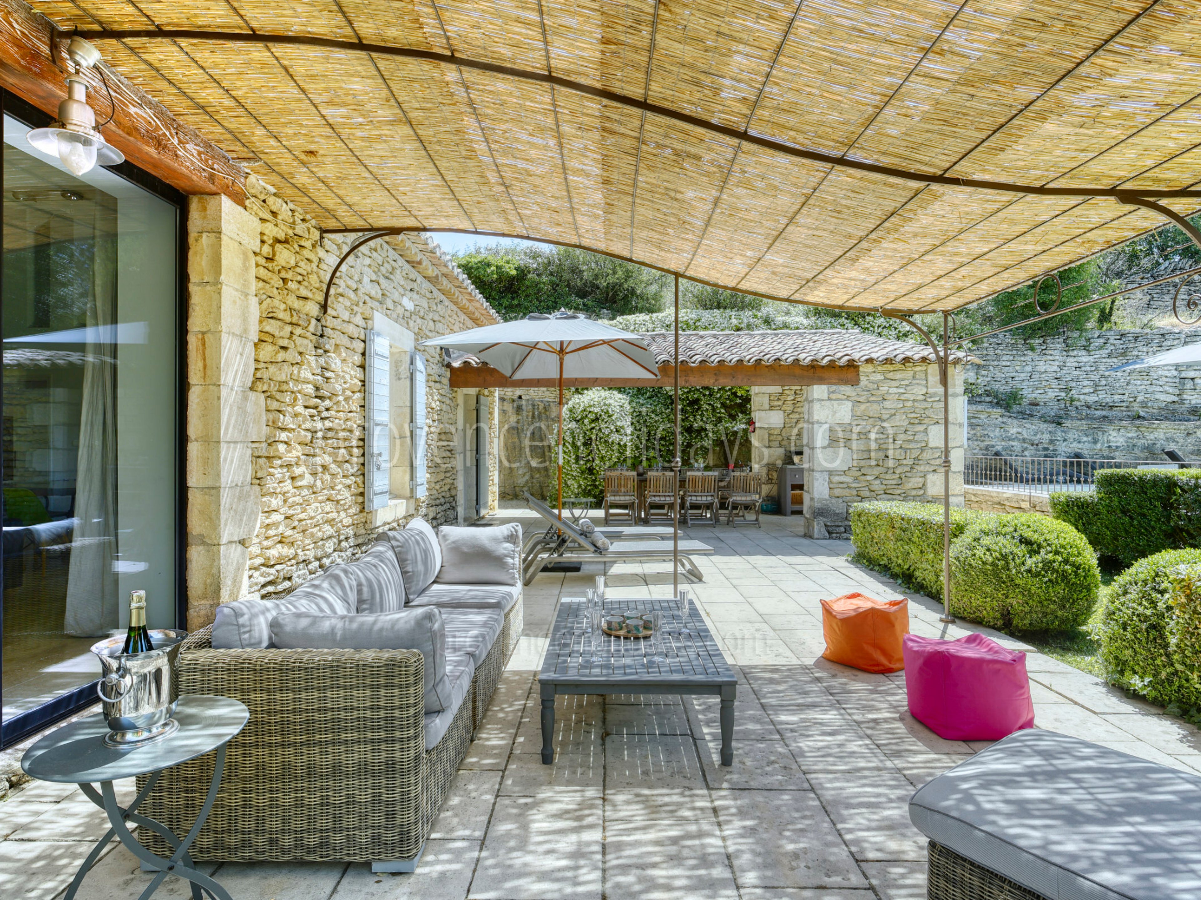 32 - Les Terrasses de Gordes: Villa: Exterior