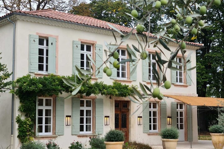 Bastide du 18ème siècle en pleine campagne