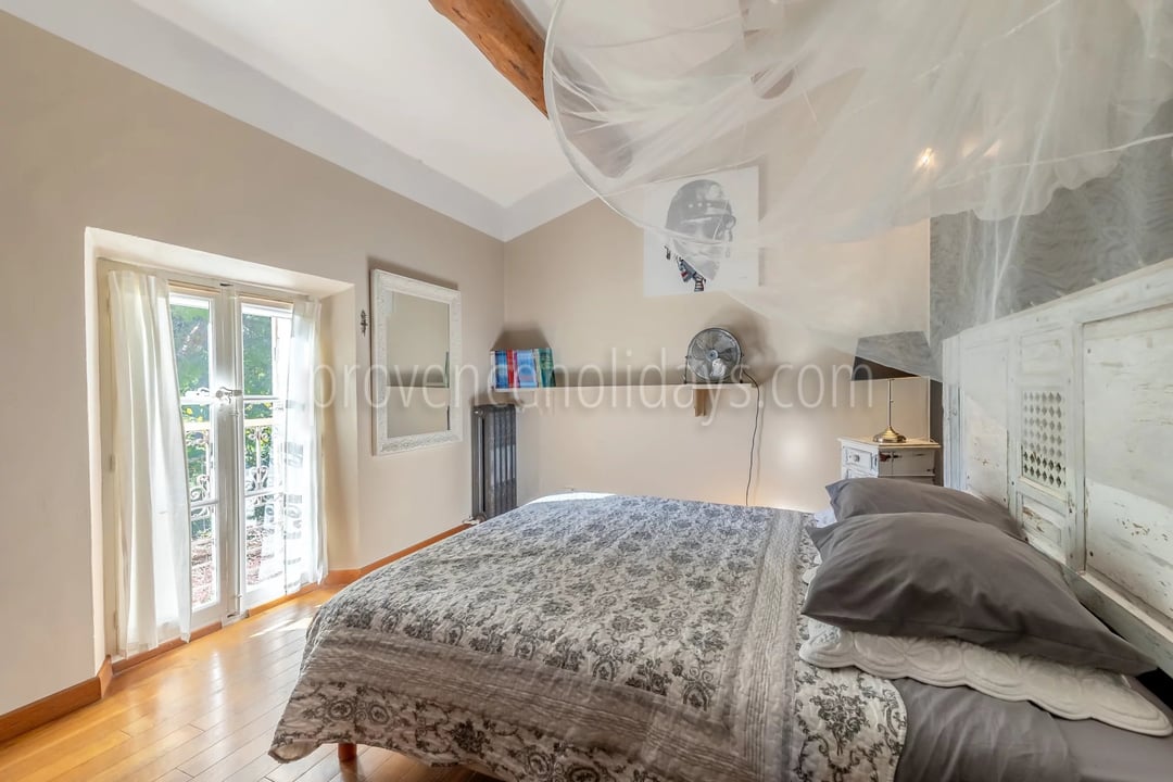 16 - Stone bastide in Cavaillon: Villa: Bedroom