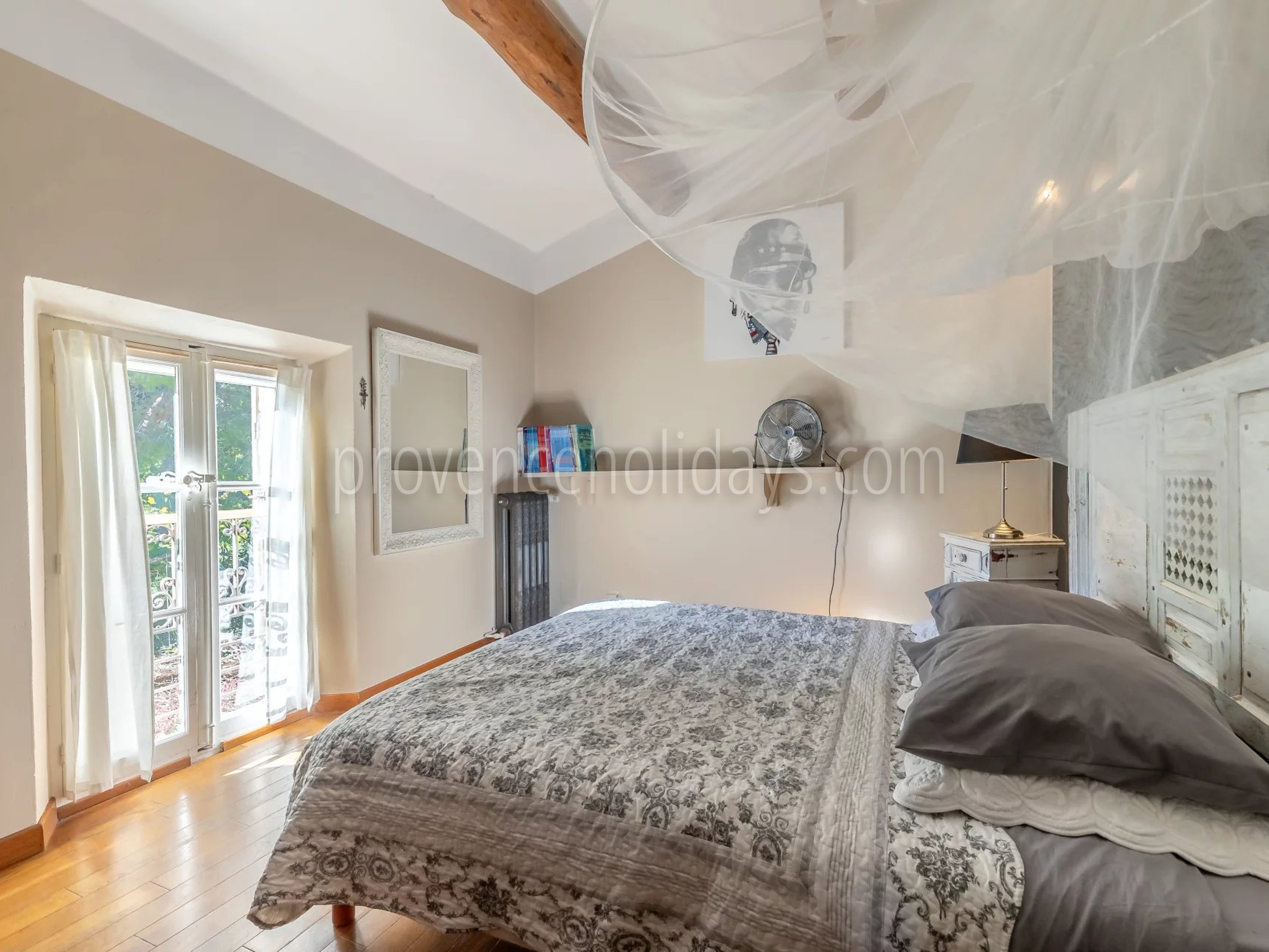 16 - Stone bastide in Cavaillon: Villa: Bedroom