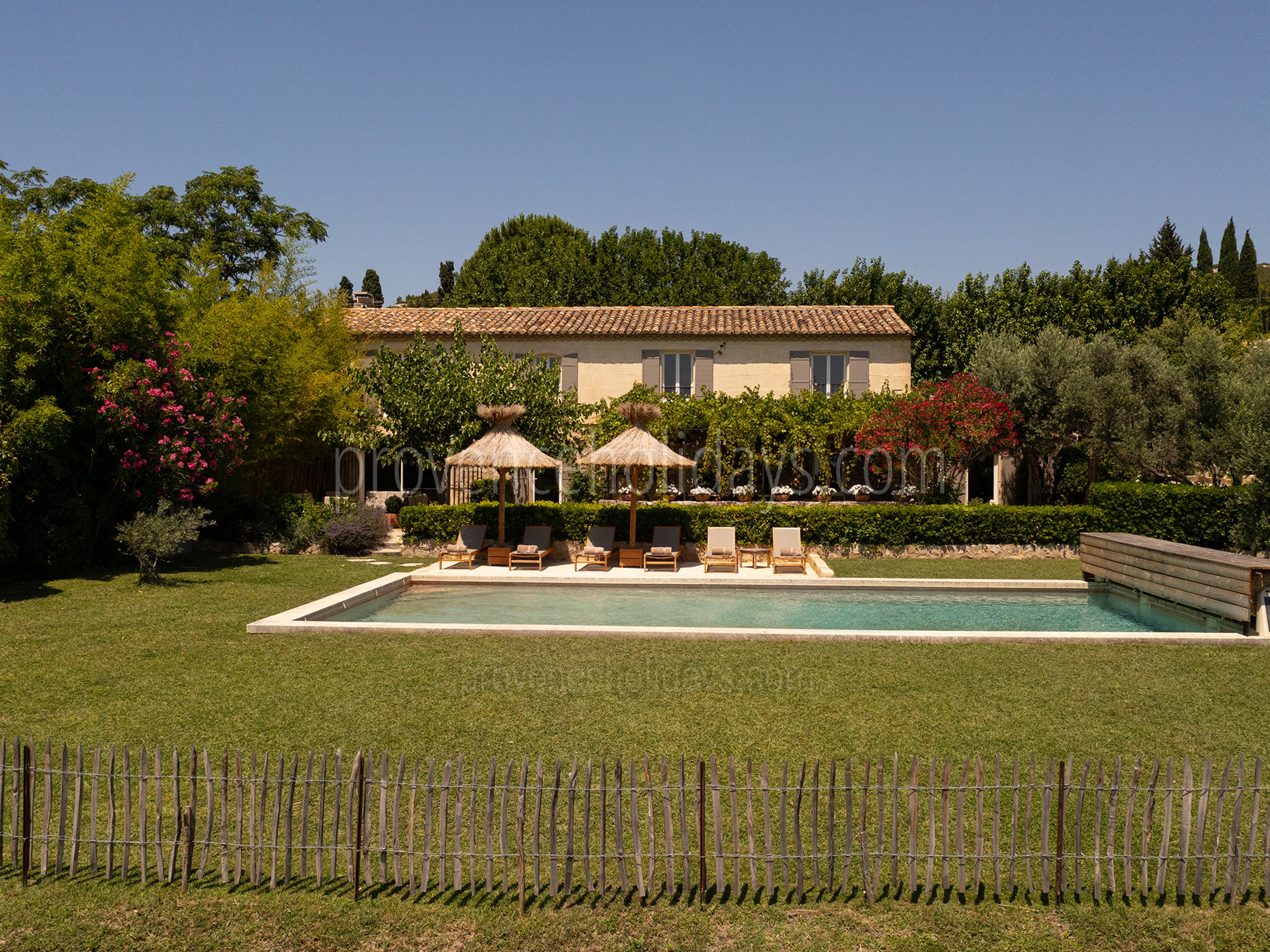 8 - Le Mas des Lauriers: Villa: Exterior