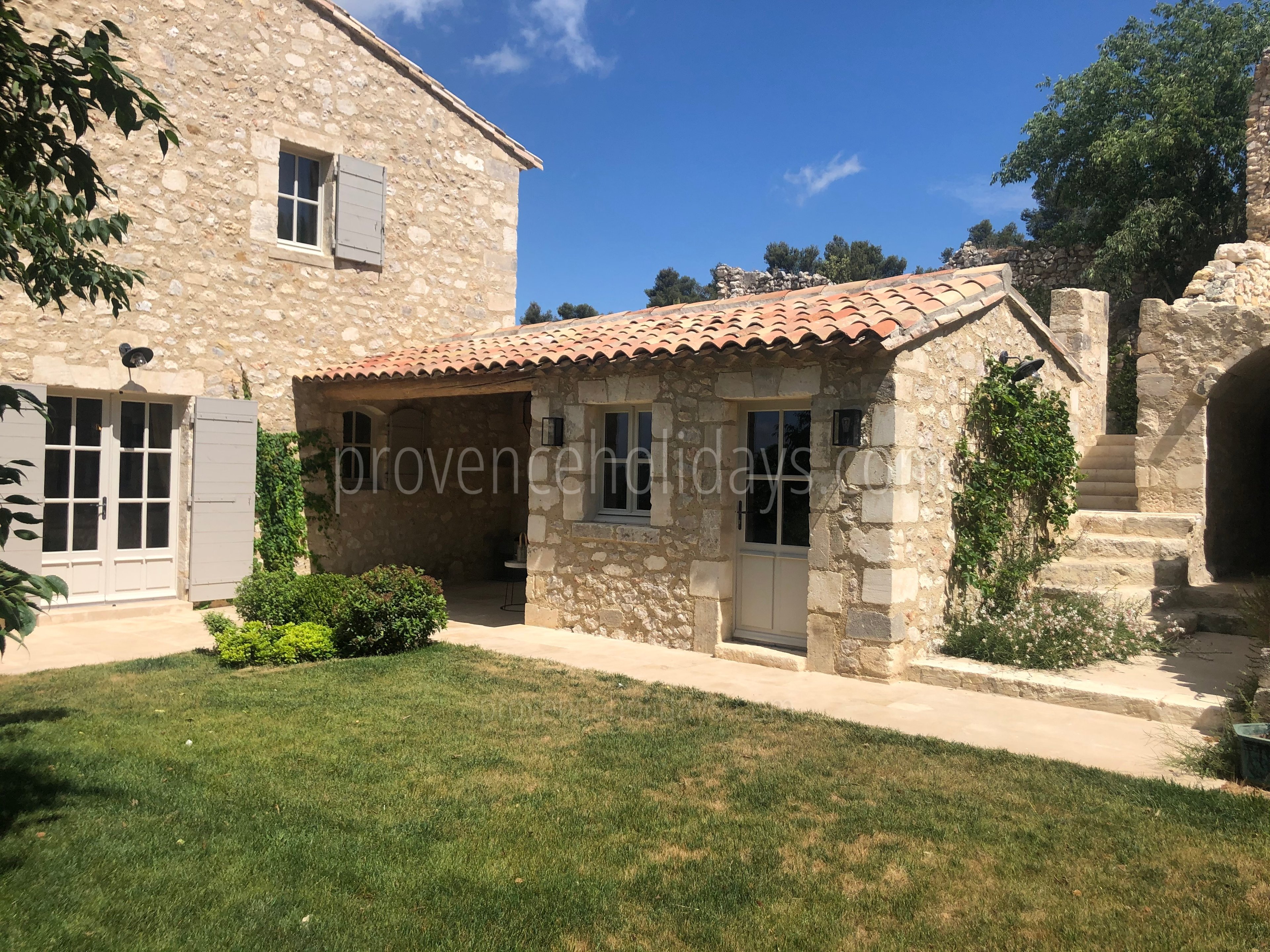 18 - Mas des Baux: Villa: Exterior