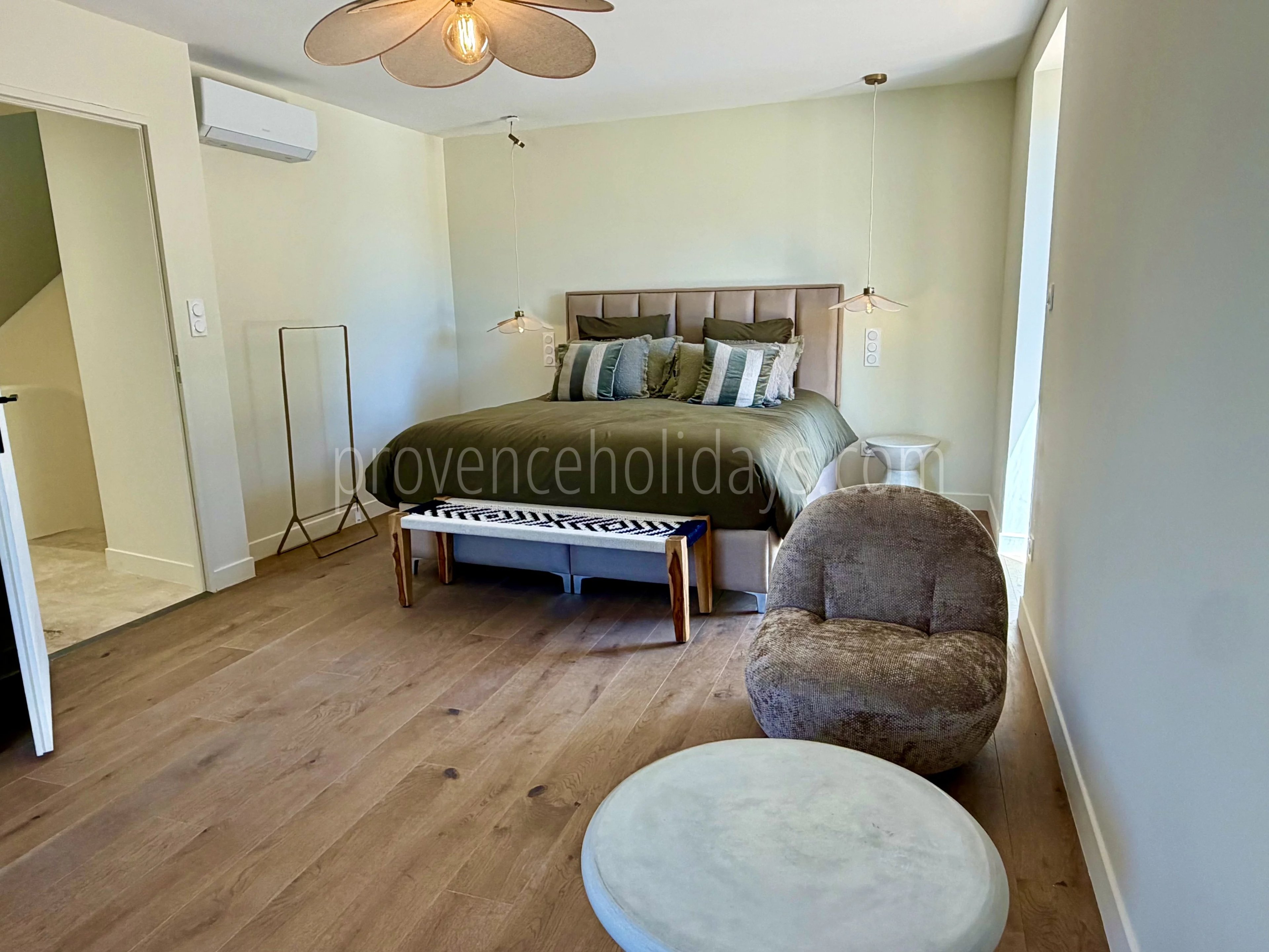 8 - Contemporary house in L\'Isle-sur-la-Sorgue: Villa: Bedroom