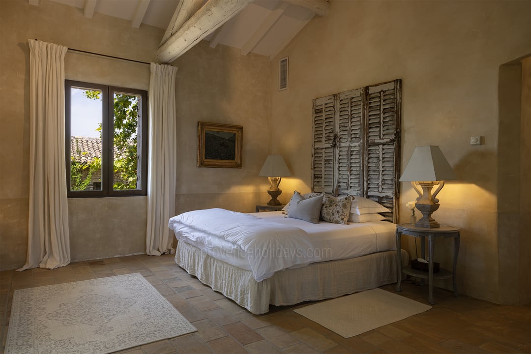 15 - Bastide Provençale: Villa: Bedroom