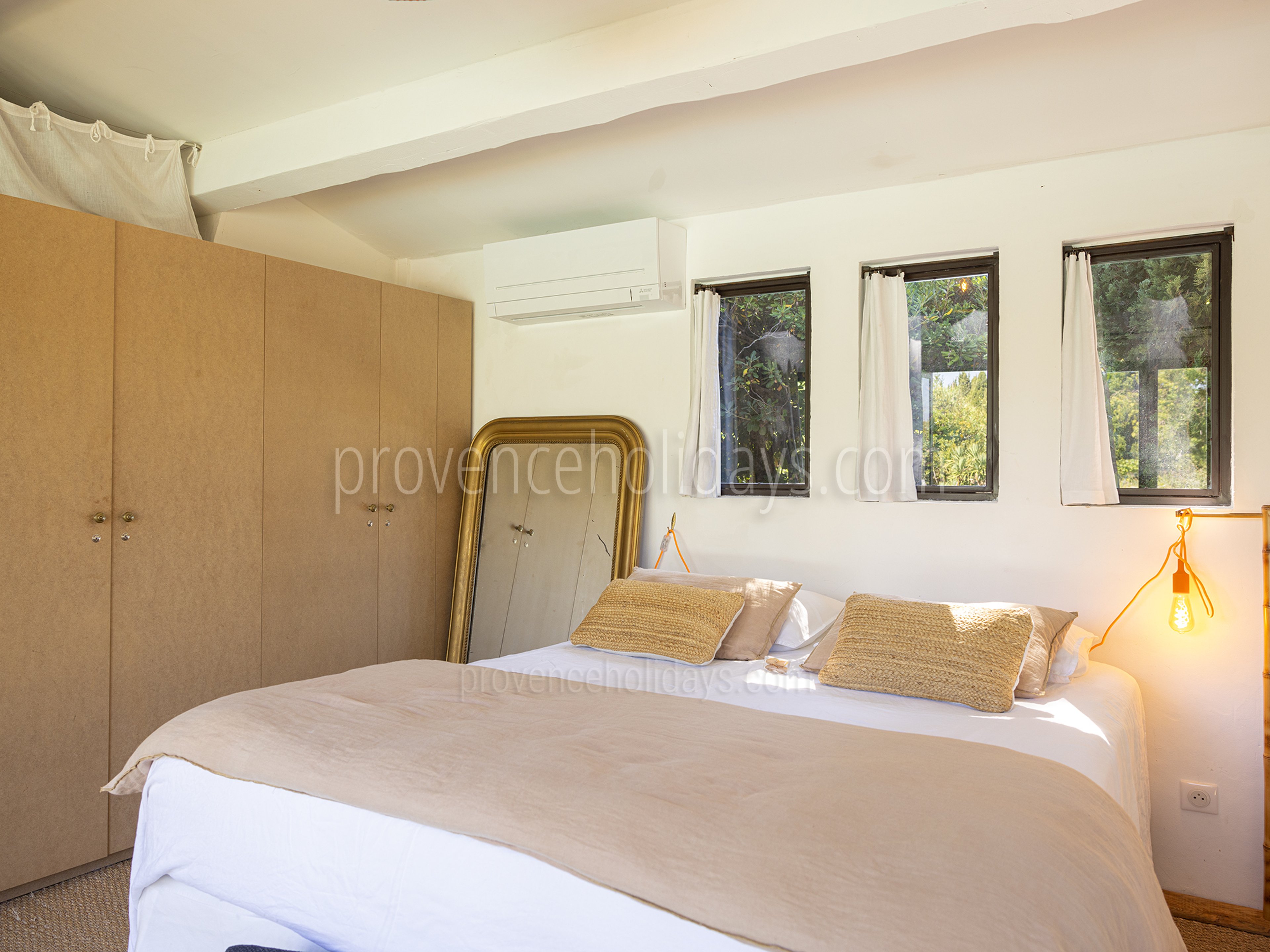 24 - Mas du Rosier: Villa: Bedroom