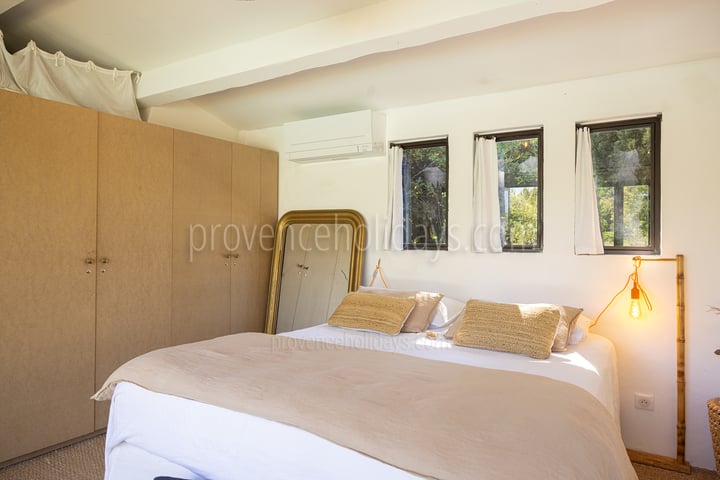 24 - Mas du Rosier: Villa: Bedroom