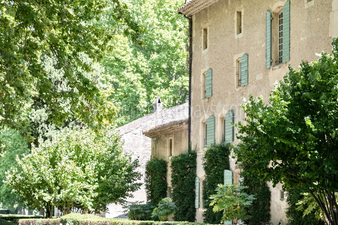 8 - Bastide des Alpilles: Villa: Exterior