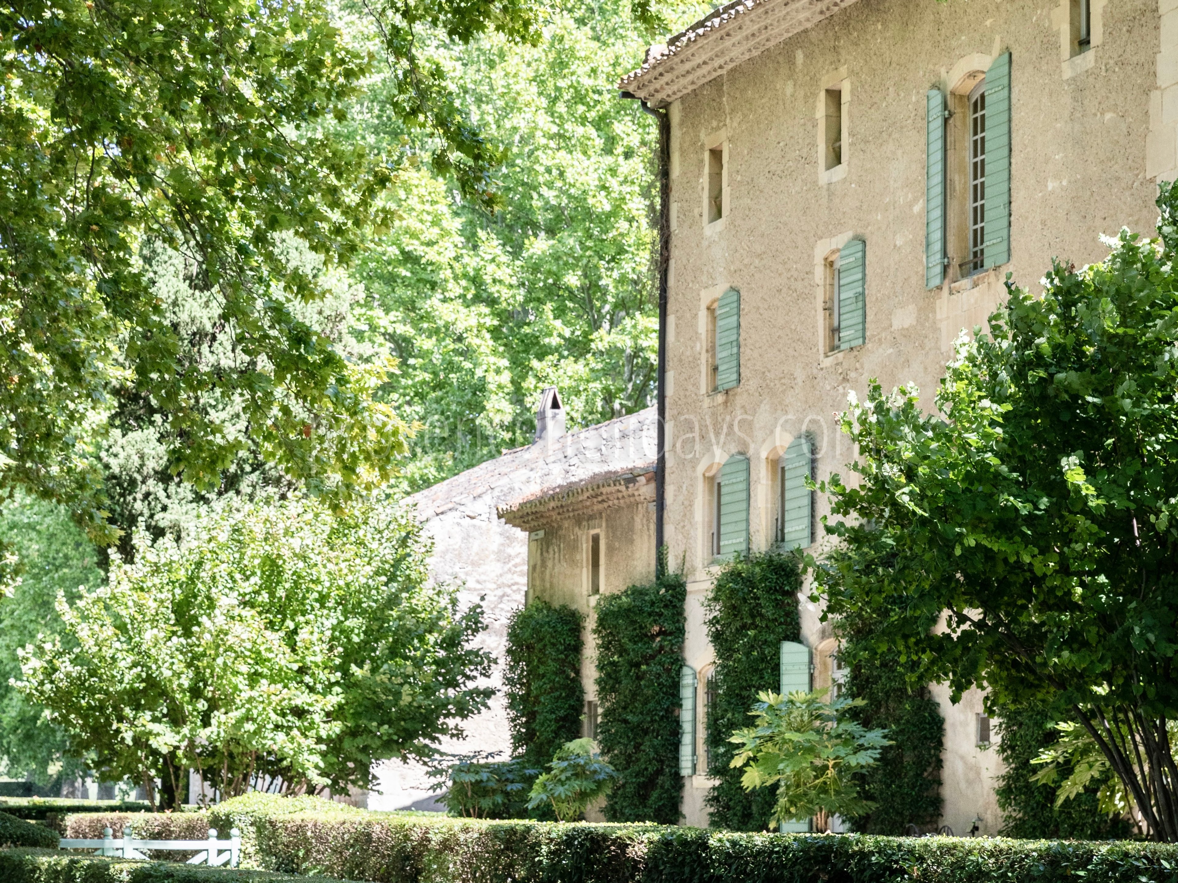 8 - Bastide des Alpilles: Villa: Exterior