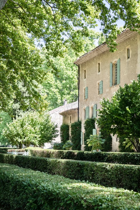 8 - Bastide des Alpilles: Villa: Exterior