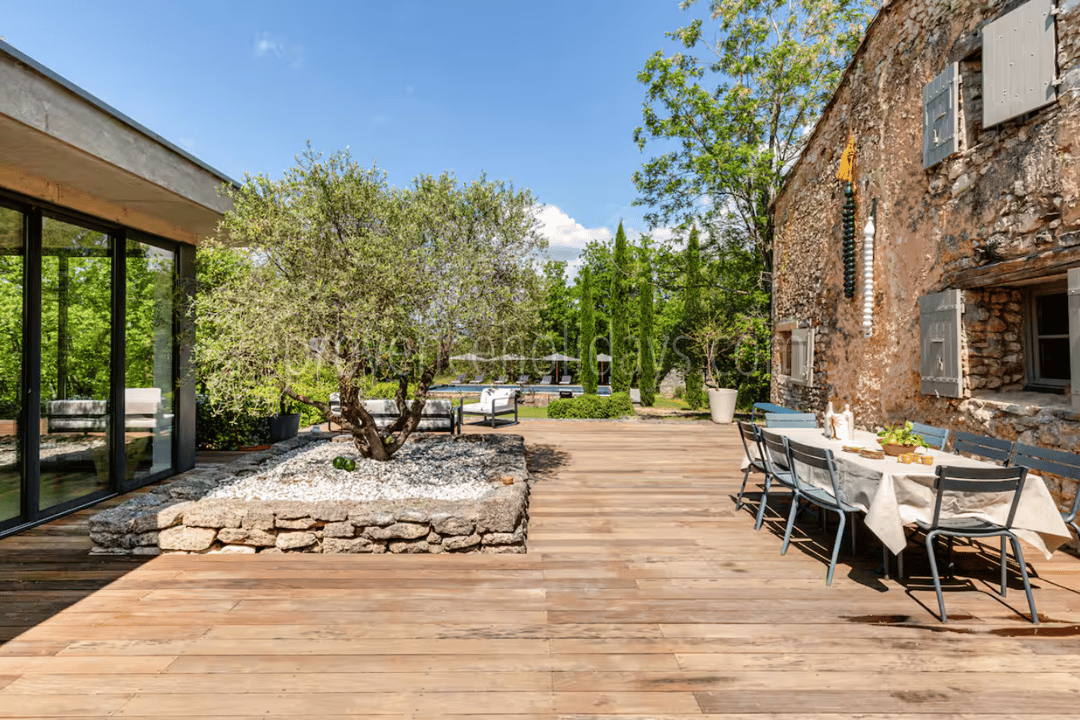 24 - Les Vues du Luberon: Villa: Exterior