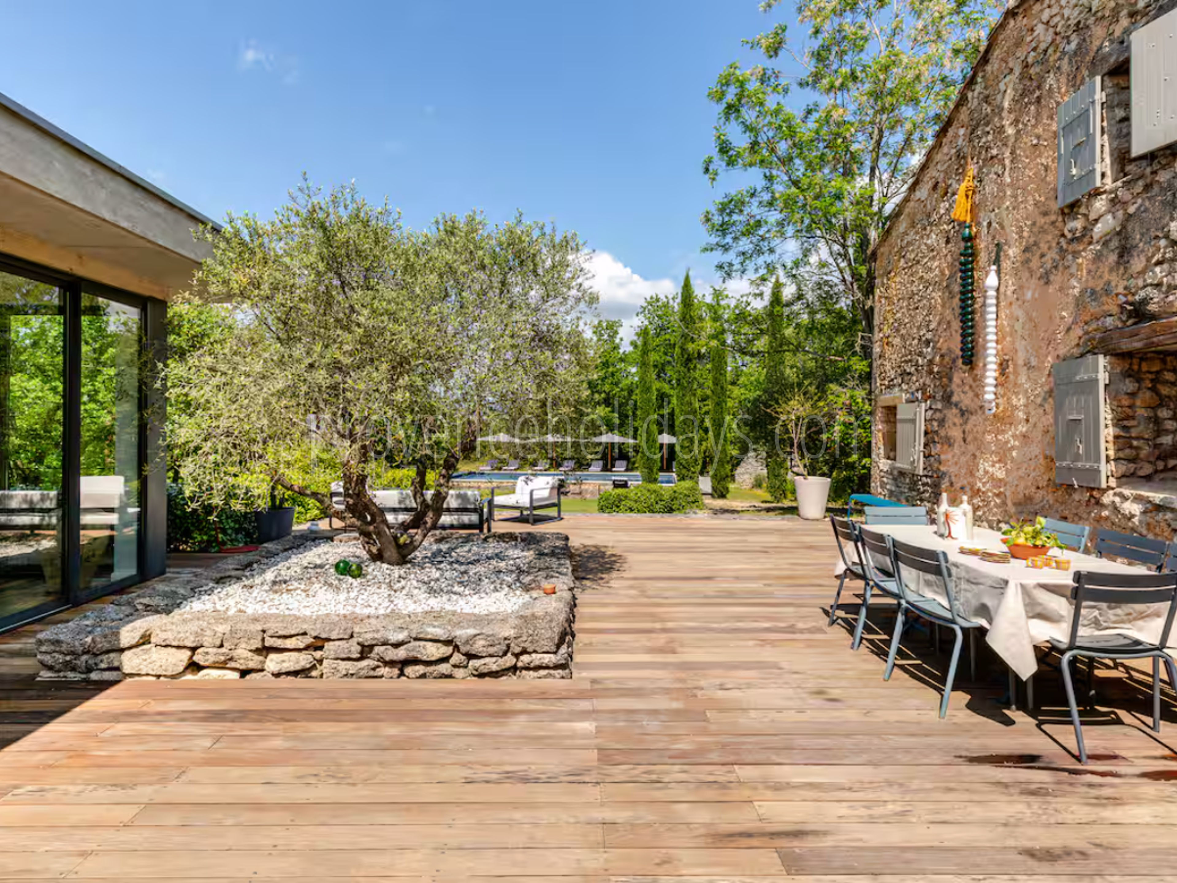 24 - Les Vues du Luberon: Villa: Exterior