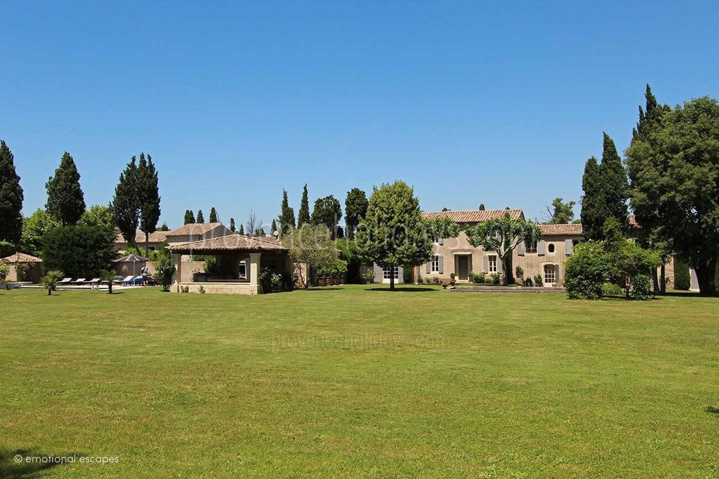 18 - Le Domaine des Cyprès: Villa: Exterior