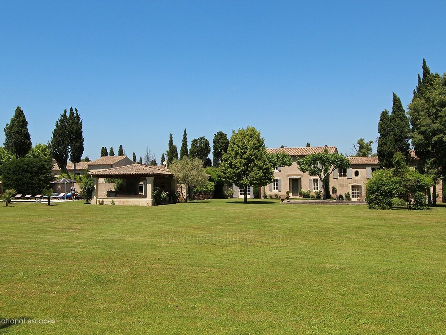 17 - Le Domaine des Cyprès: Villa: Exterior