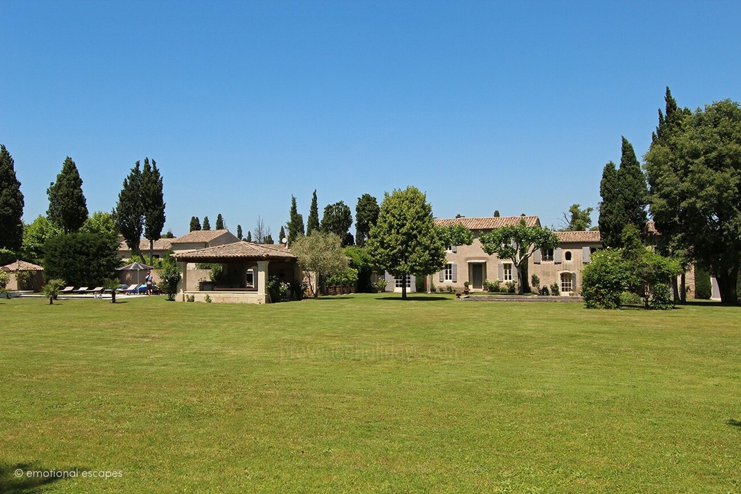 17 - Le Domaine des Cyprès: Villa: Exterior