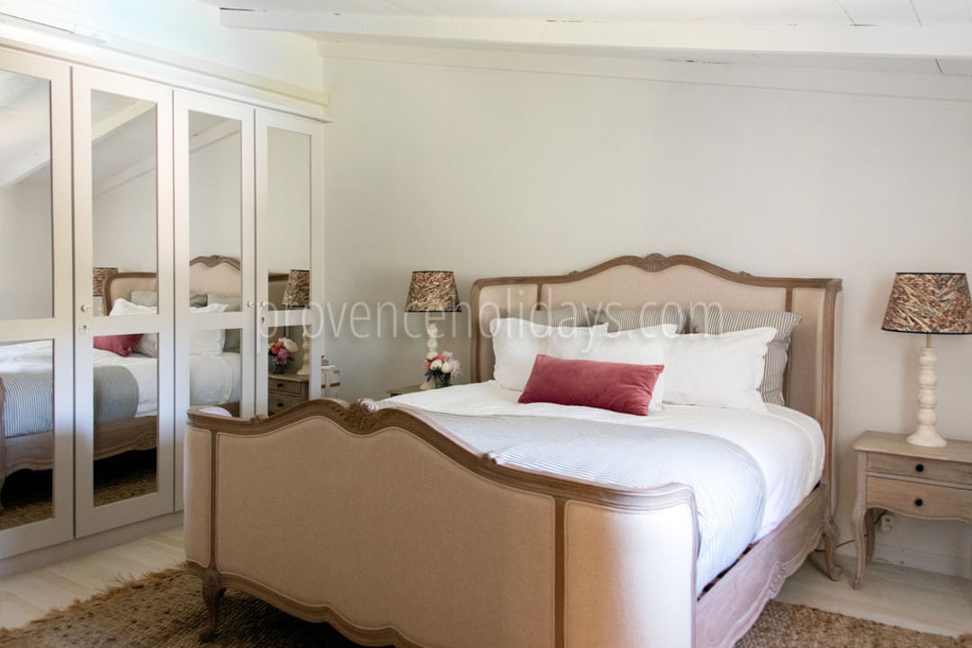 56 - Mas Mouriès: Villa: Bedroom