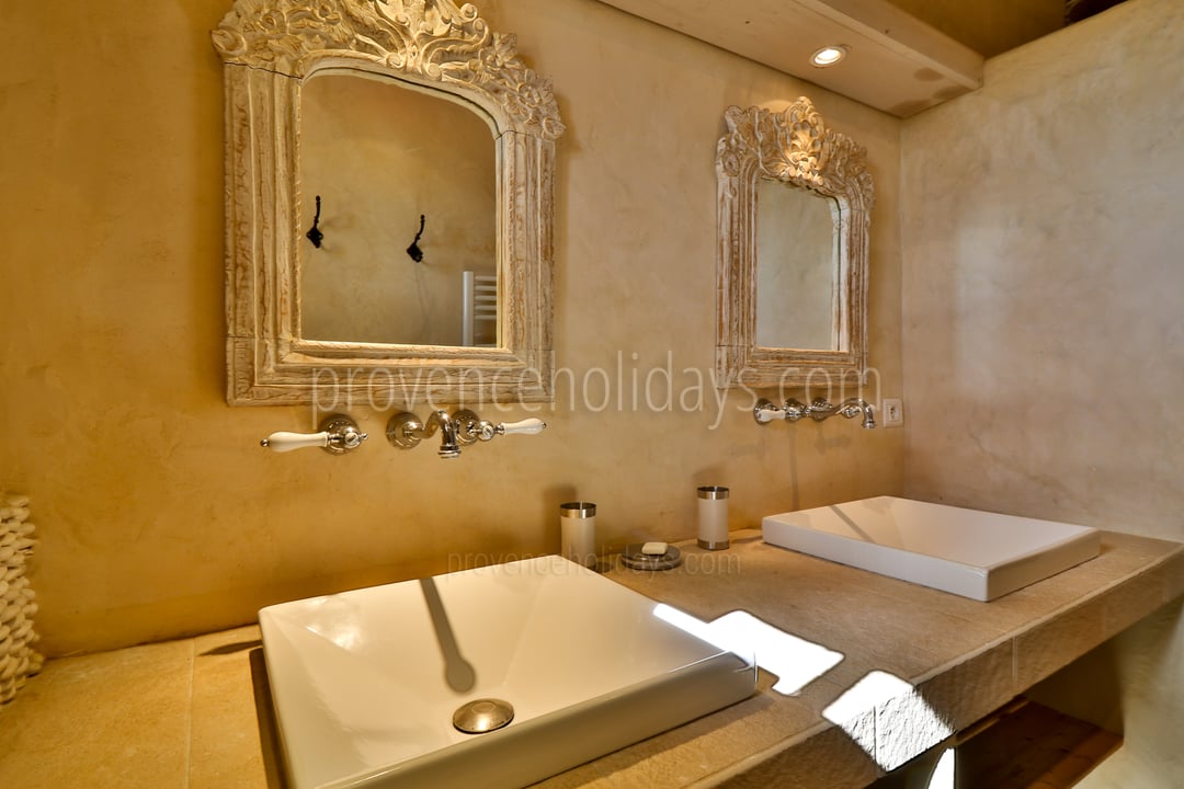 51 - Mas de Beaumes: Villa: Bathroom