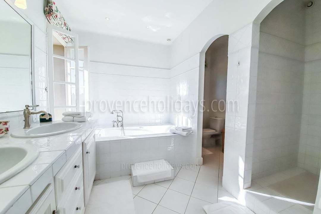 36 - Mas Saint-Andiol: Villa: Bathroom
