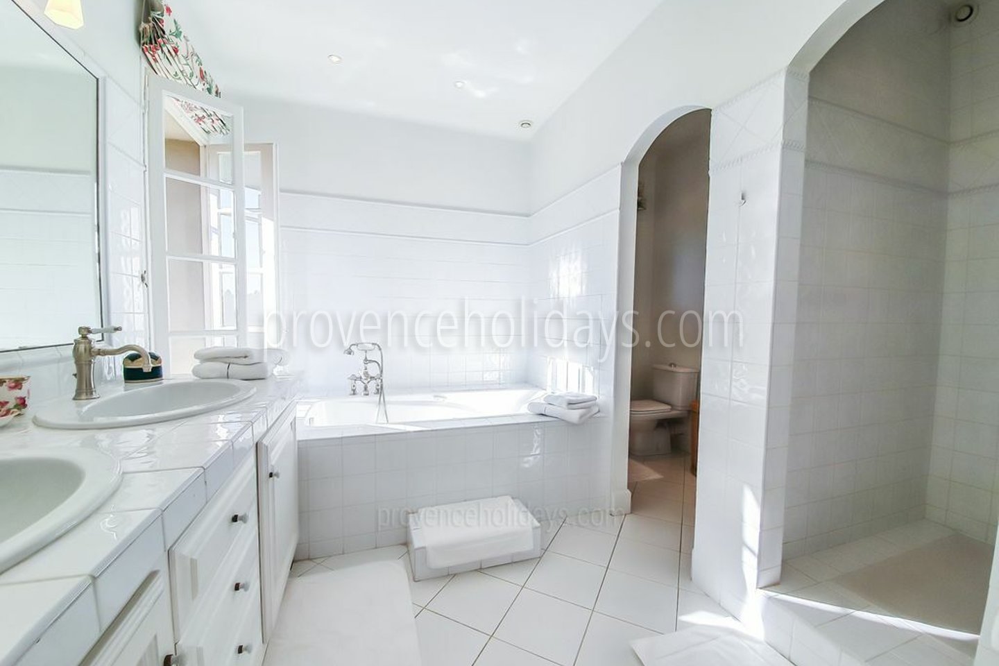 36 - Mas Saint-Andiol: Villa: Bathroom