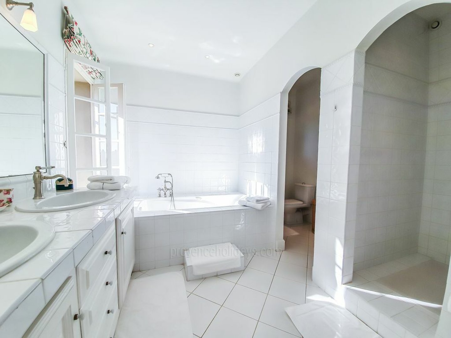 36 - Mas Saint-Andiol: Villa: Bathroom