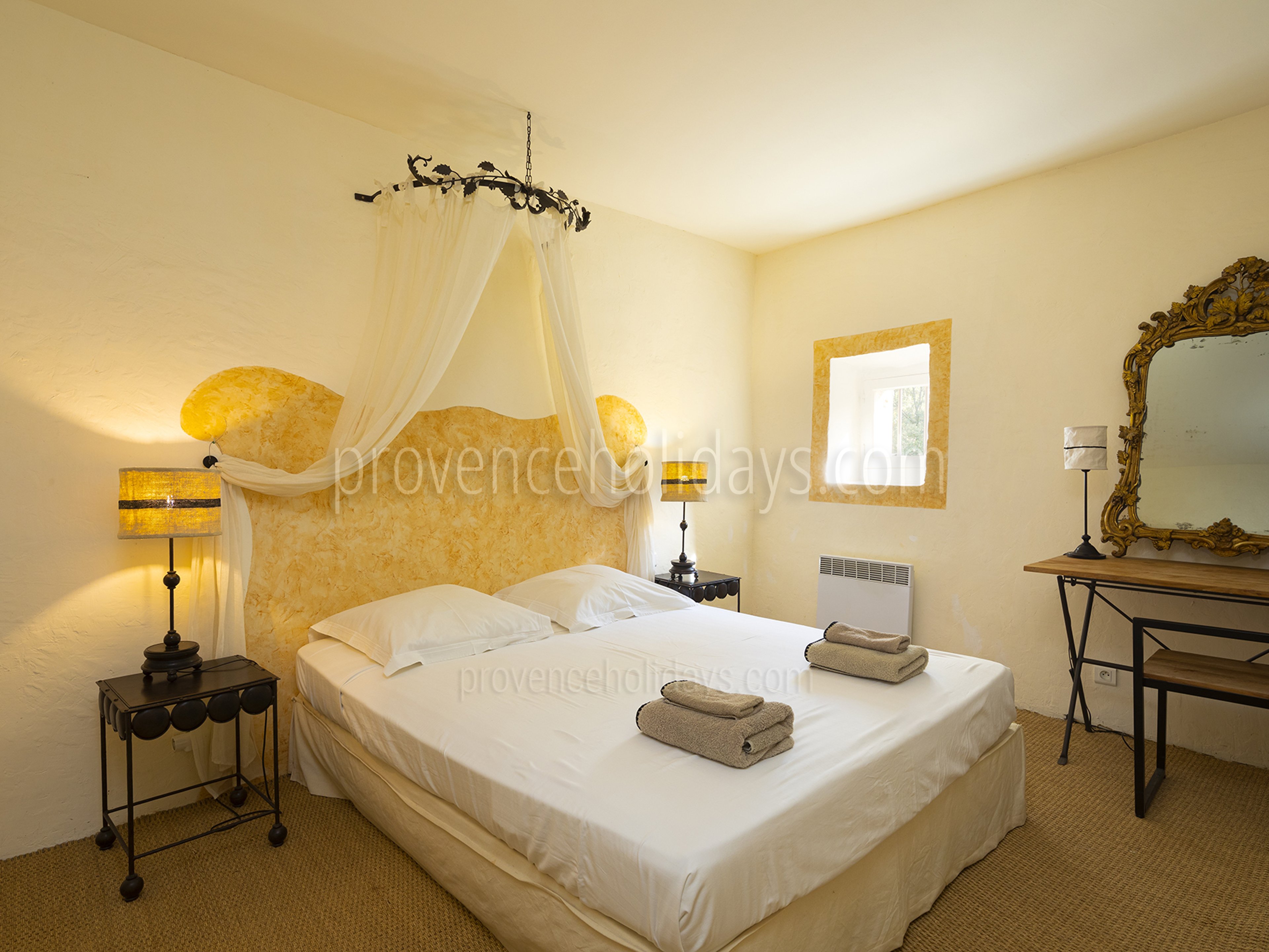 26 - La Garrigue: Villa: Bedroom
