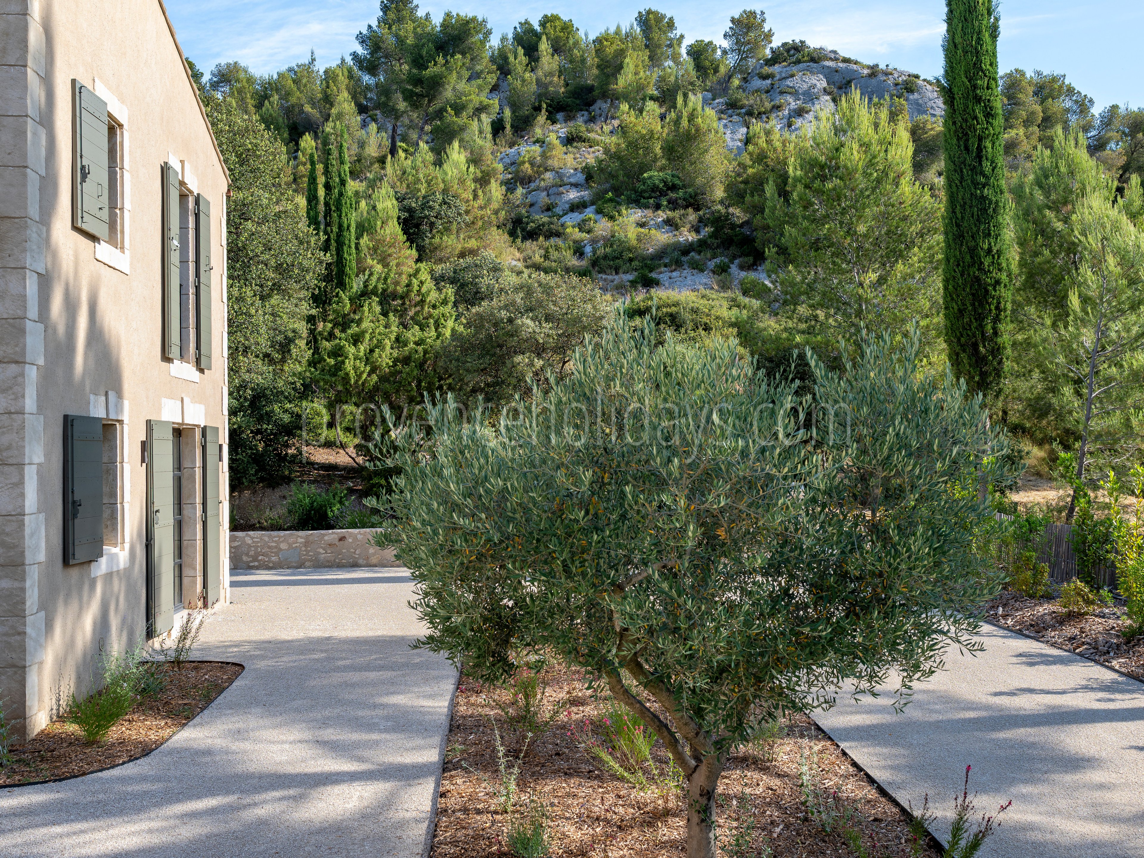 110 - Le Loup des Alpilles: Villa: Exterior