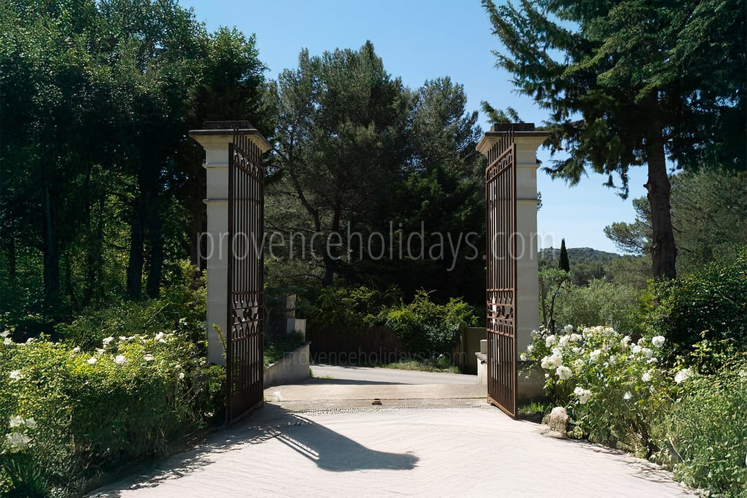 36 - Mas des Songes: Villa: Exterior