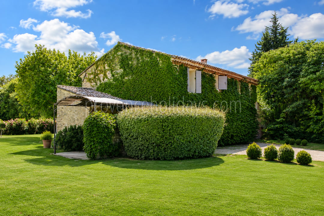 14 - Bauernhaus mit Blick auf den Luberon: Villa: Exterior