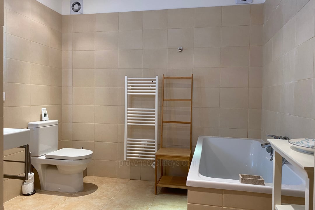14 - Villa Concerto: Villa: Bathroom