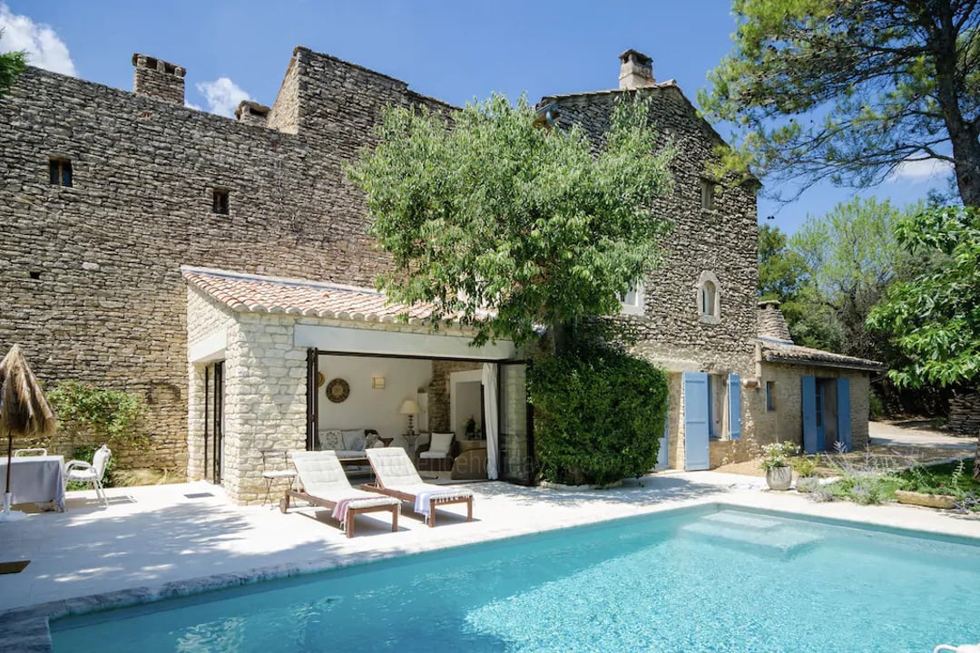 Charming farmhouse with a heated pool near Gordes