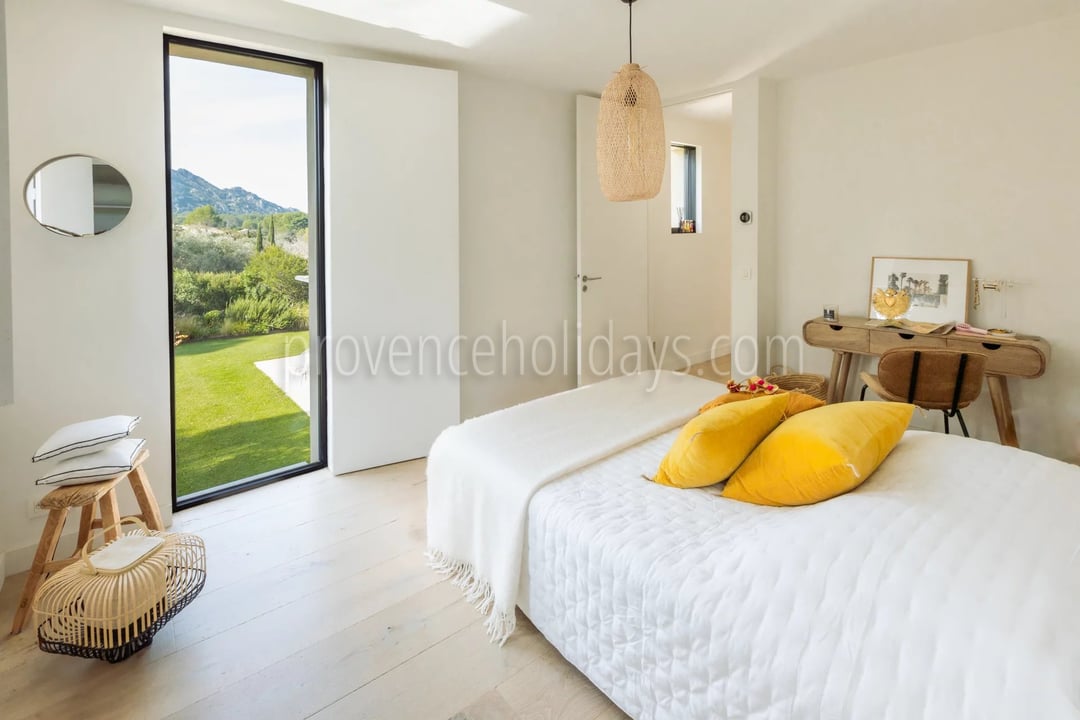 34 - Quiet house in Eygalières: Villa: Bedroom