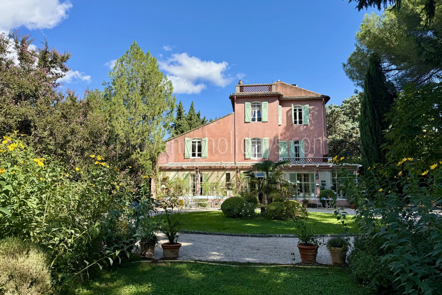 1 - Estate to renovate in Orgon: Villa: Exterior