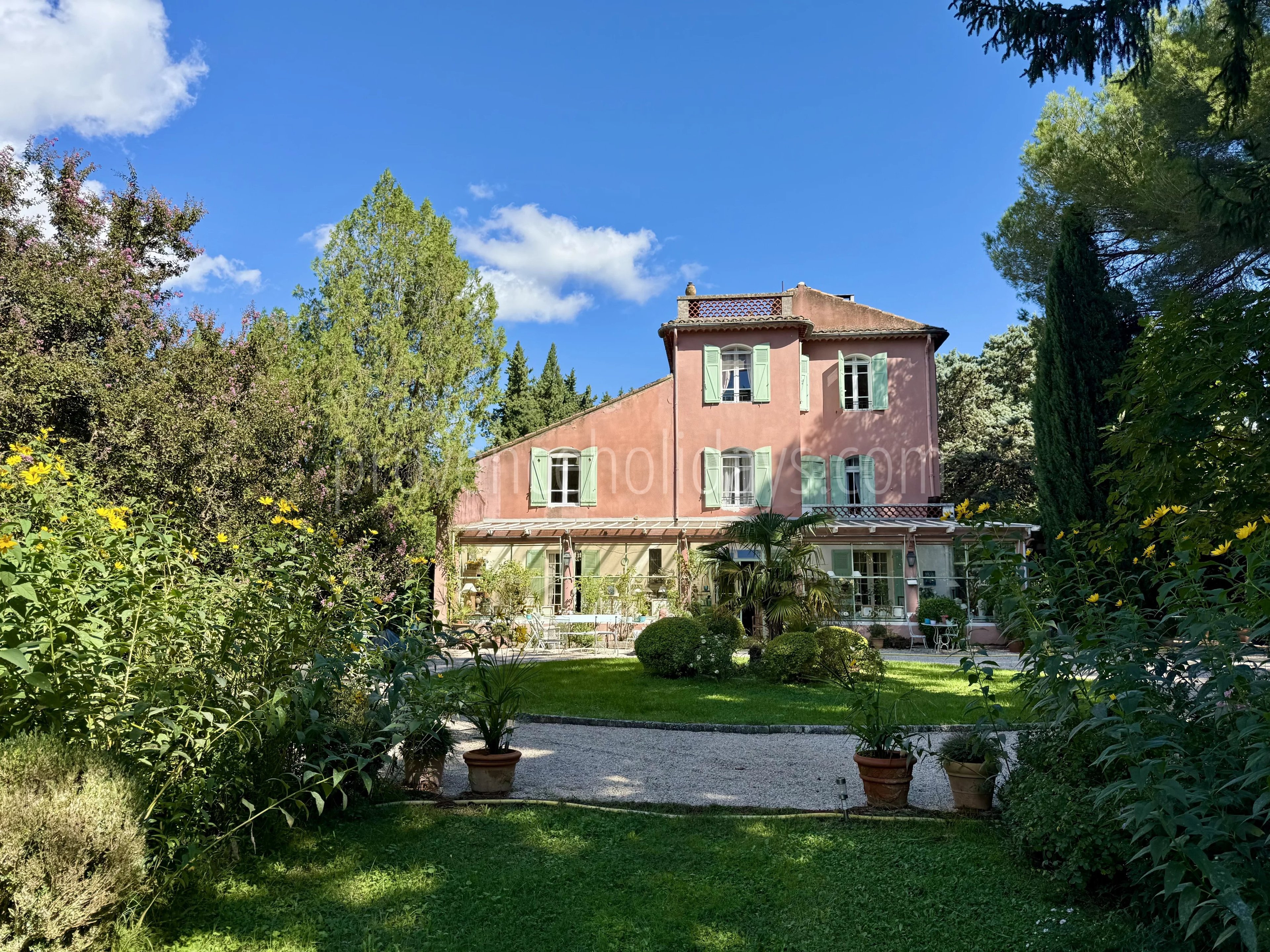 1 - Estate to renovate in Orgon: Villa: Exterior