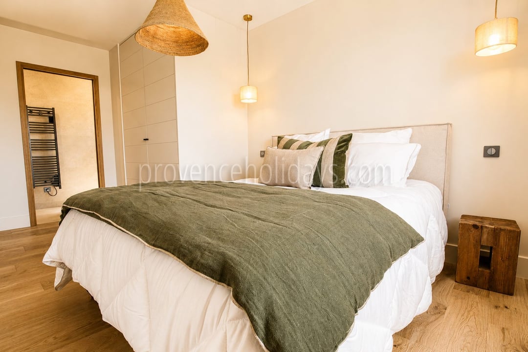21 - Villa within walking distance of Maussane-les-Alpilles: Villa: Bedroom