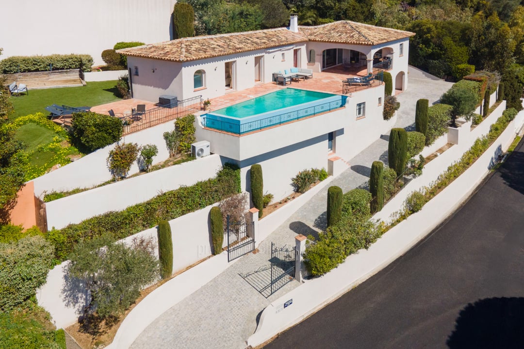 Eigentijdse villa met uitzicht op de Golf van Saint-Tropez