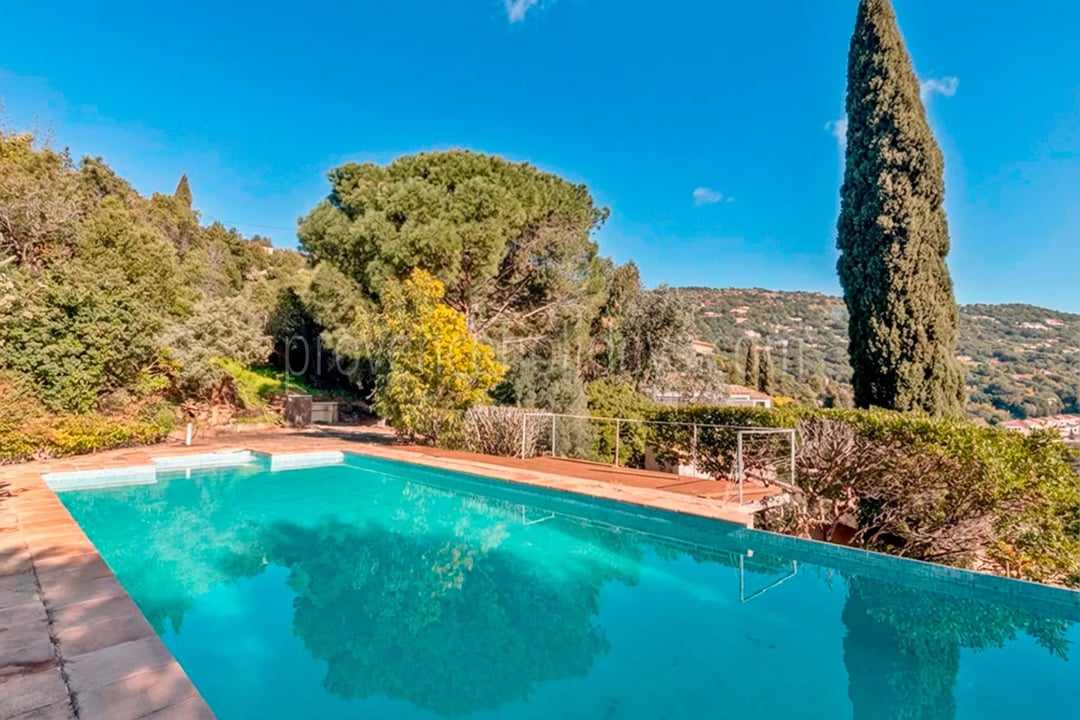 18 - Te renoveren villa in Rayol-Canadel-sur-Mer: Villa: Pool