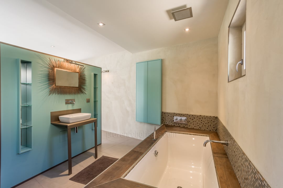 19 - Le Mas du Vallon: Villa: Bathroom