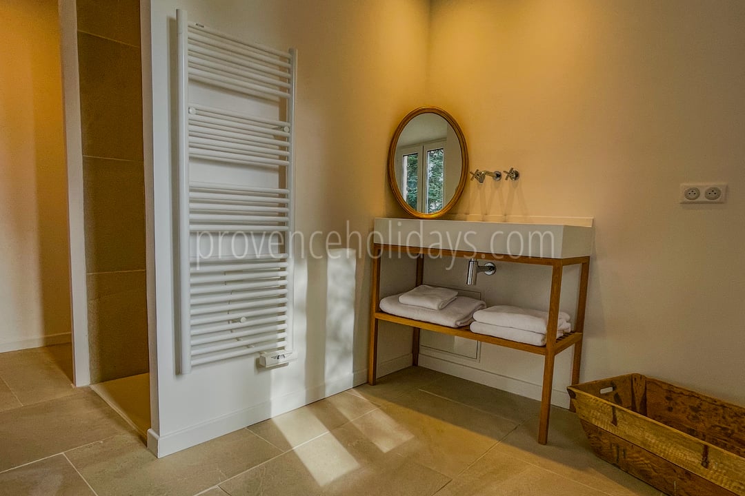 20 - Le Clos des Magnans: Villa: Bathroom