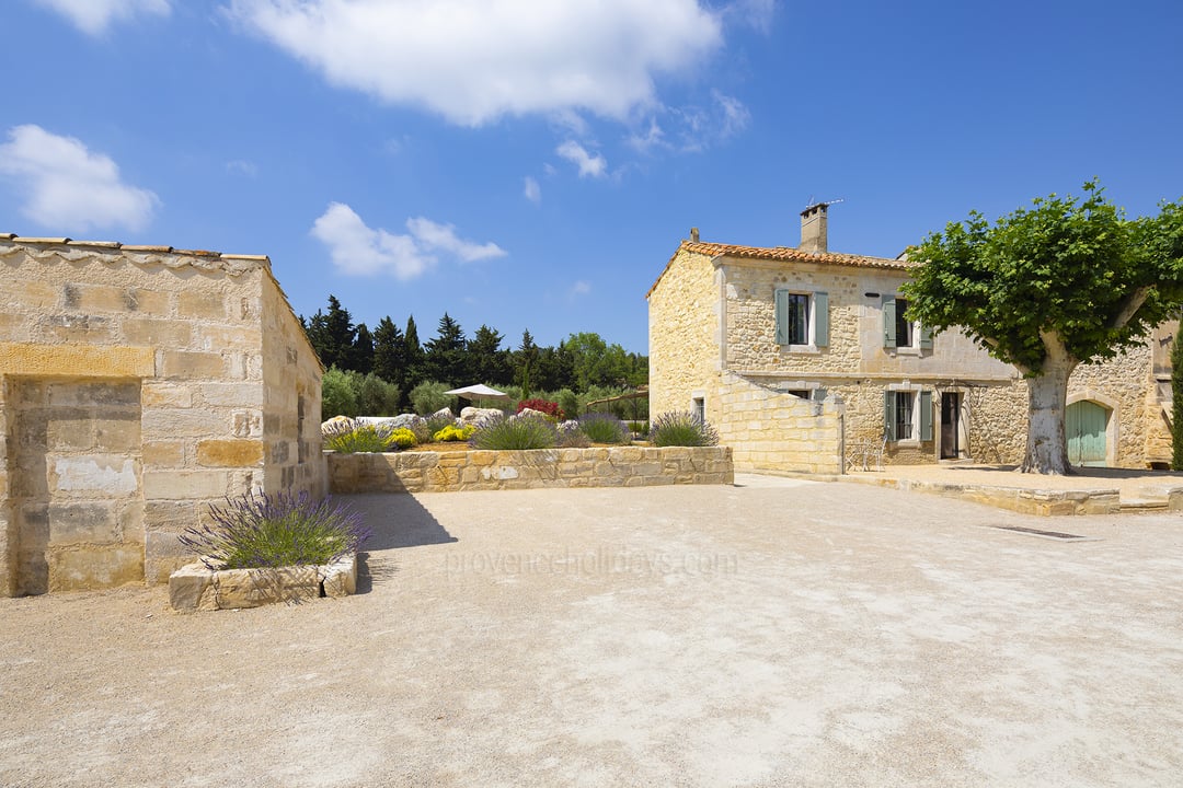 12 - Mas Alpilles: Villa: Exterior