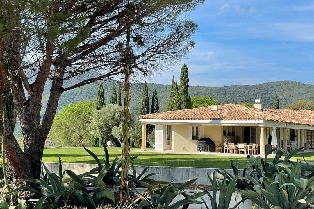 Private 27-hectare estate with swimming pool and tennis court near Saint-Tropez.