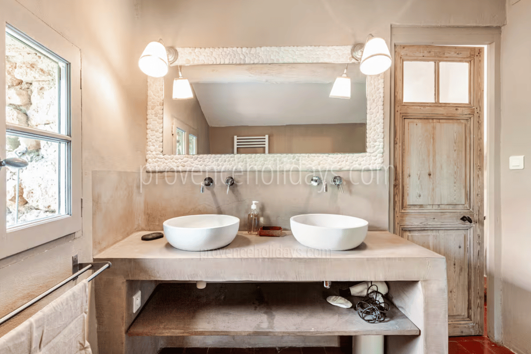 31 - Les Vues du Luberon: Villa: Bathroom